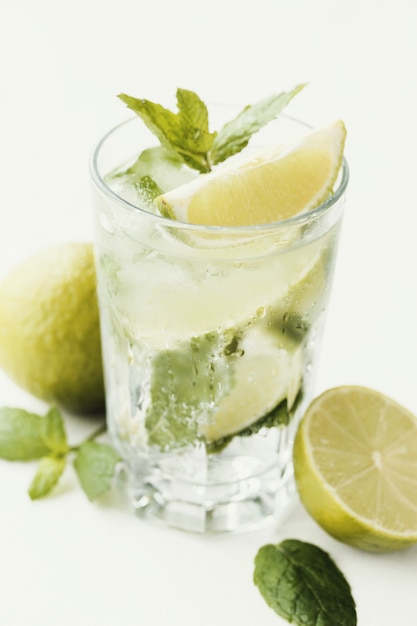 Vaso de mojito con ingredientes