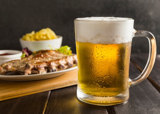 Vaso de oso con bistec en plato y patatas fritas