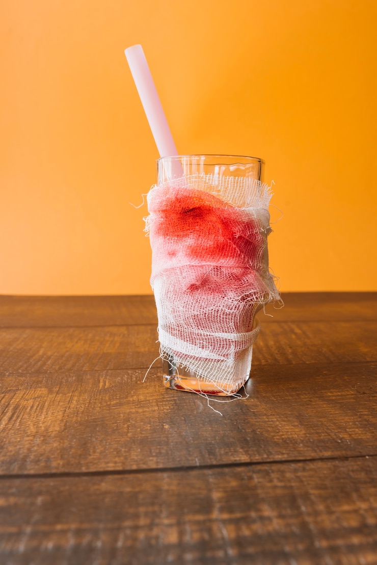 Foto gratuito vaso con paja en vendaje con sangre