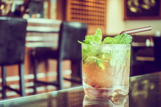 Foto gratuita vaso pequeño con mojito