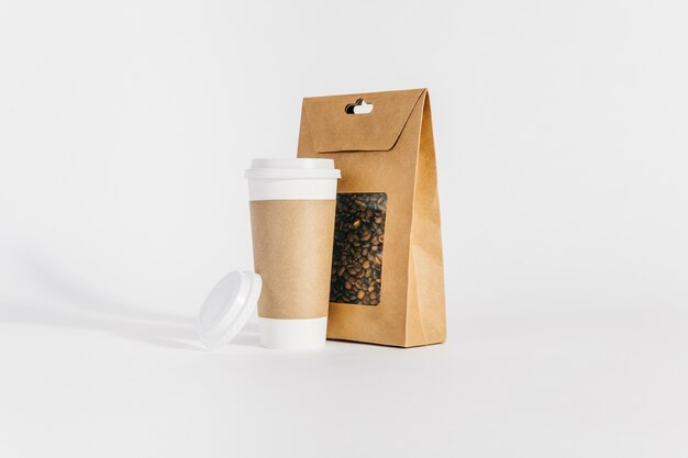 Vaso de plástico al lado de bolsa de café