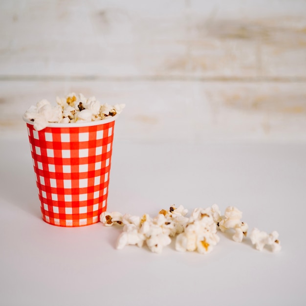 Foto gratuita vaso de plástico con palomitas de maíz