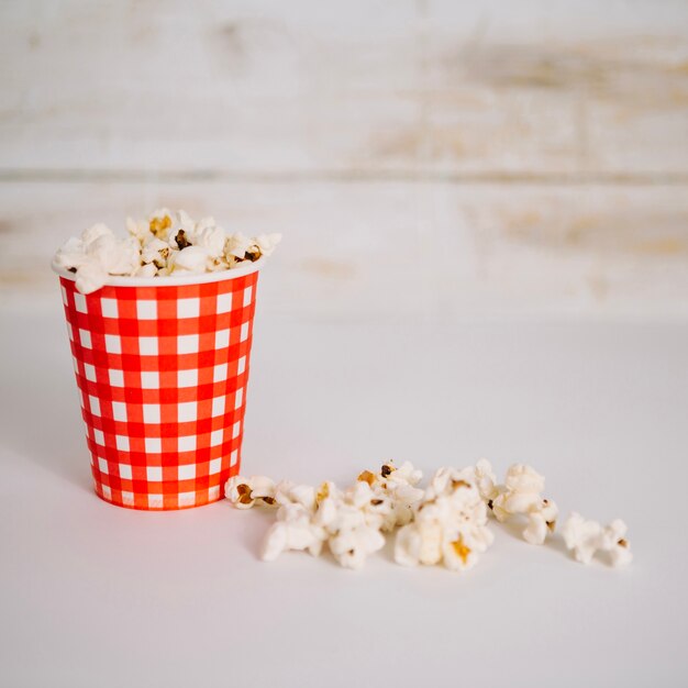 Vaso de plástico con palomitas de maíz