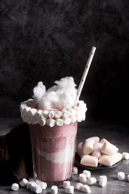 Vaso de postre con malvaviscos y algodón de azúcar