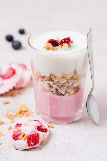 Vaso de primer plano con leche fresca y avena