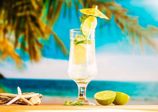 Vaso de refrescante agua de limón con hielo.