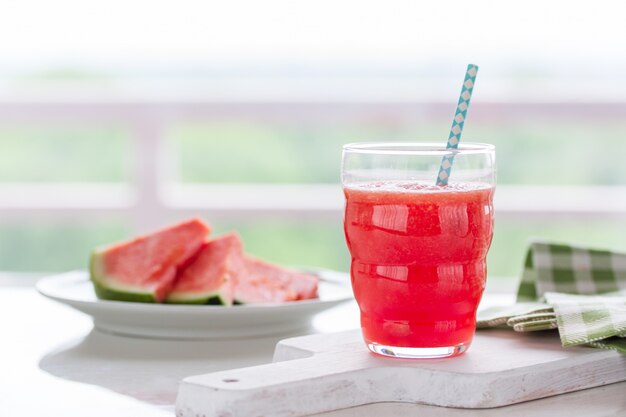 Vaso con refrescante bebida de sandía