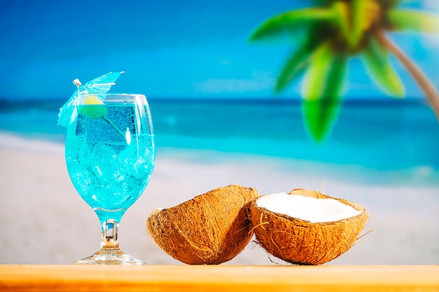 Vaso de refresco bebida azul y cocos agrietados