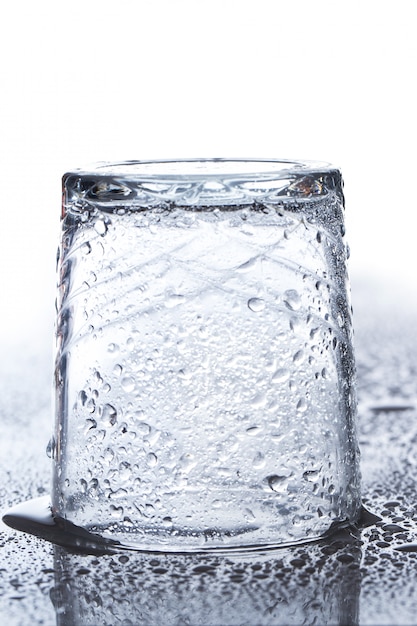 Vaso sobre la mesa