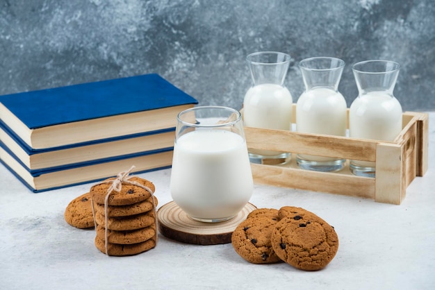 Un vaso y un tarro de leche con deliciosas galletas.