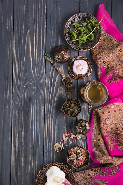 Vaso de té con delicias turcas y hierbas