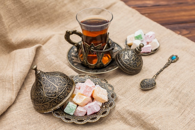 Vaso de té con delicias turcas sobre lienzo