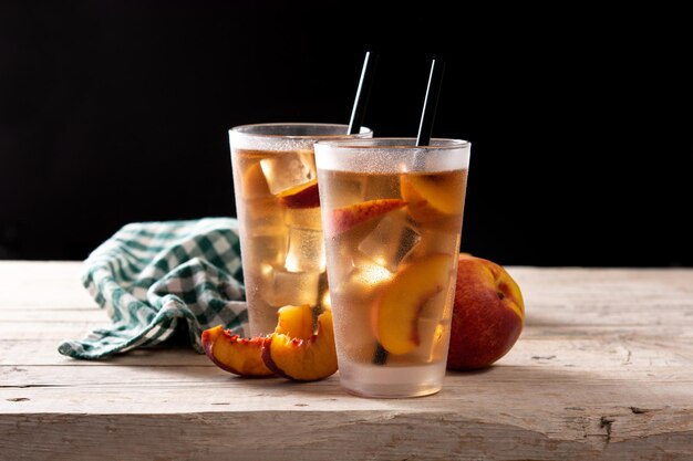 Vaso de té de melocotón con cubitos de hielo