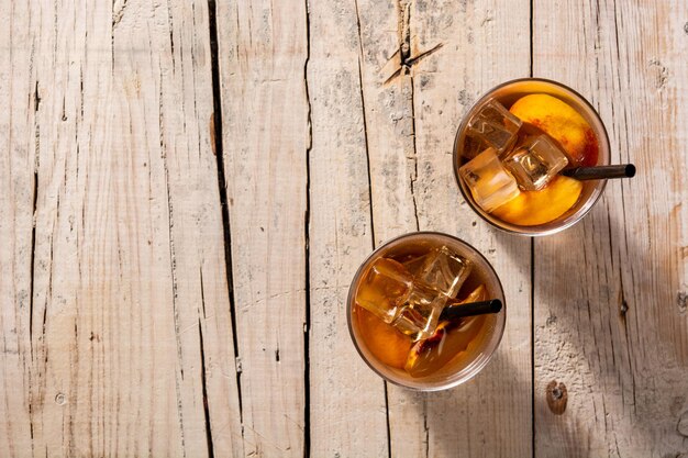 Vaso de té de melocotón con cubitos de hielo