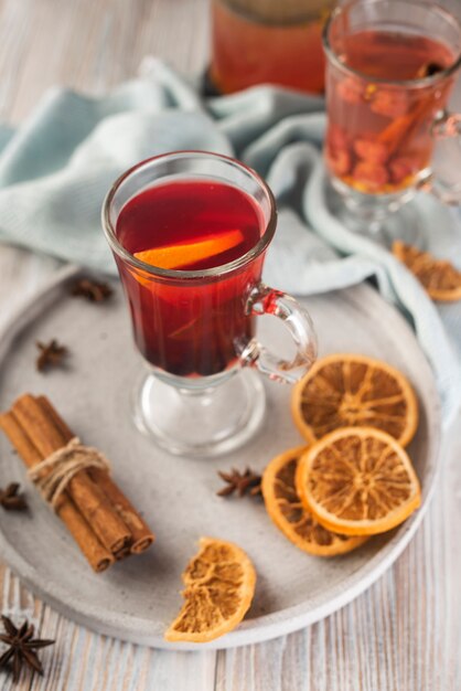 Vaso de té con rodajas de naranja y anís.