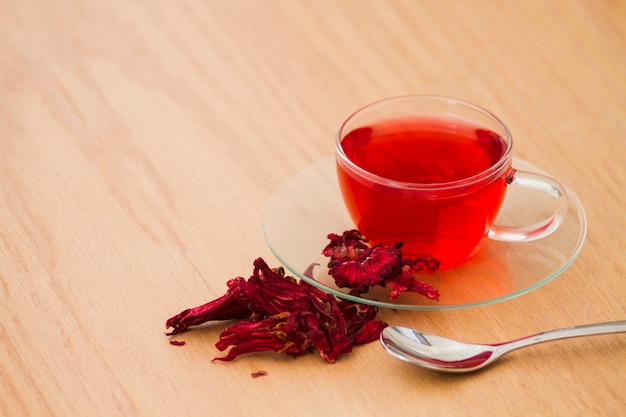 Vaso de té rojo