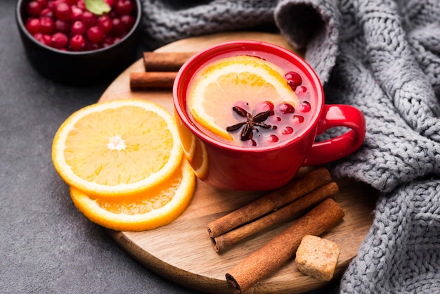 Vaso con té sabor afrutado y limón