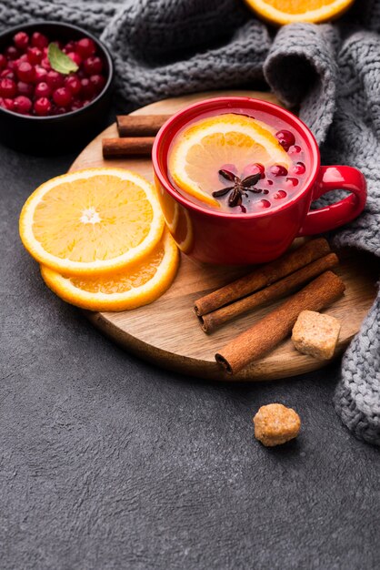 Vaso con té de sabor afrutado sobre plancha de madera