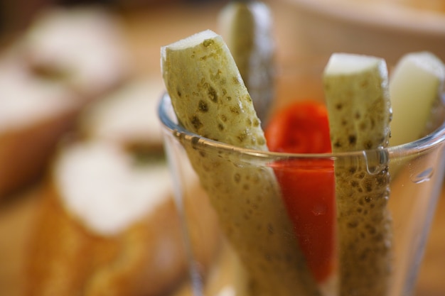 Vaso con tiras de pepino