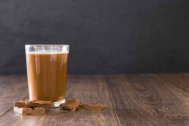 Vaso transparente de batido de chocolate con espacio de copia