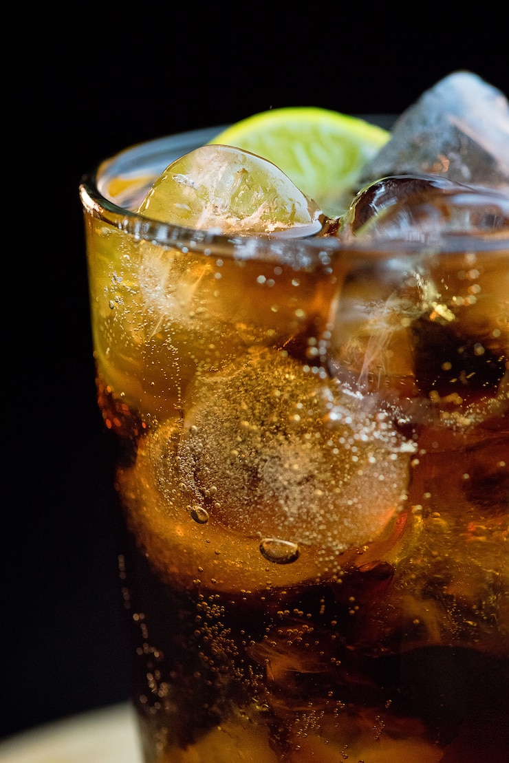 Foto gratuito vaso transparente con cubitos de hielo y limón