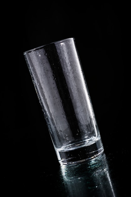 Vaso vacío con fondo negro