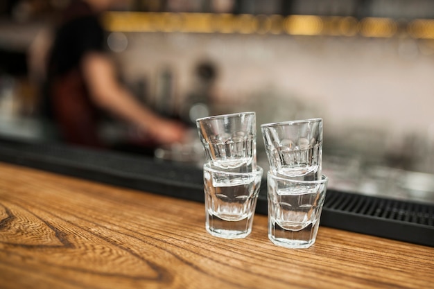 Un vaso vacío de tequila en la barra de bar