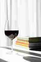 Foto gratuita vaso de vino tinto medio vacío con sombra