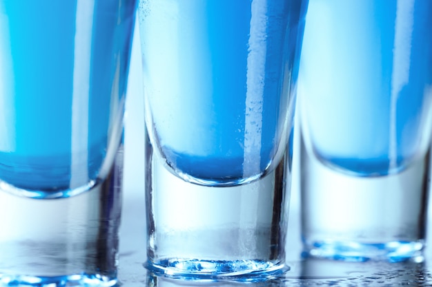 Foto gratuita vaso de vodka con hielo en azul