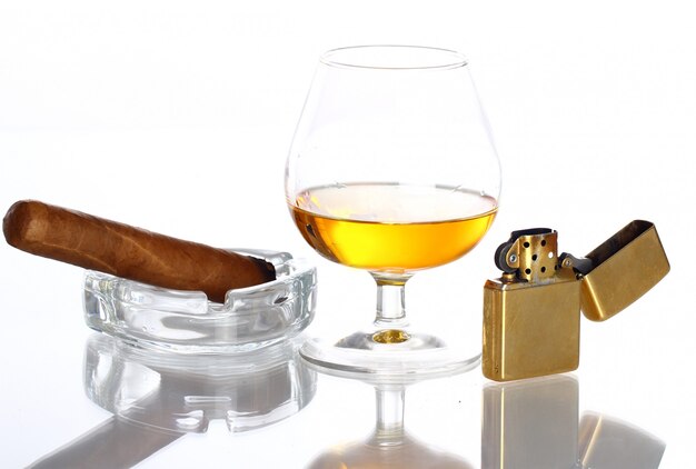 Vaso de whisky y cigarro