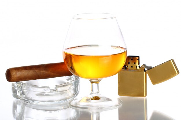 Vaso de whisky y cigarro