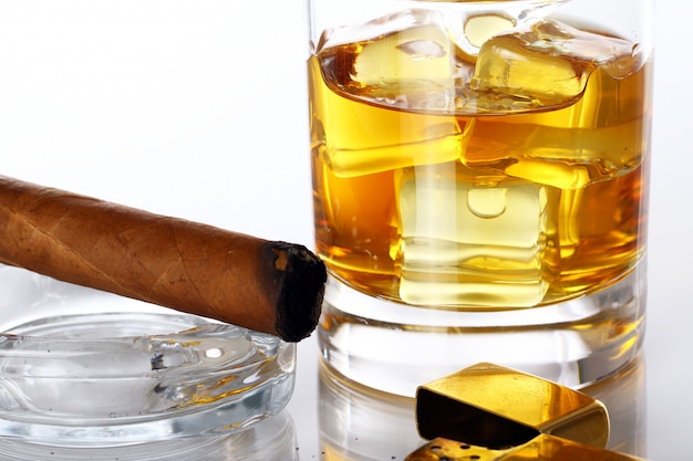 Foto gratuita vaso de whisky y cigarro