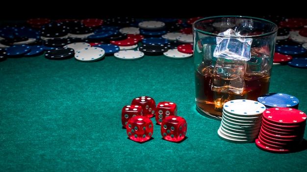 Foto gratuita vaso de whisky en la mesa del casino