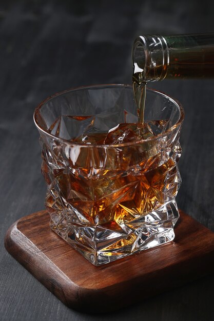 Vaso de whisky o bourbon, solo con hielo