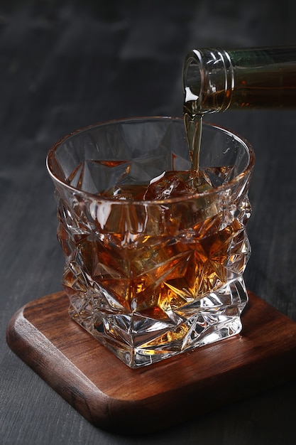 Vaso de whisky o bourbon, solo con hielo