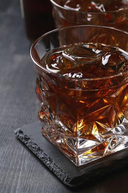 Vaso de whisky o bourbon, solo con hielo