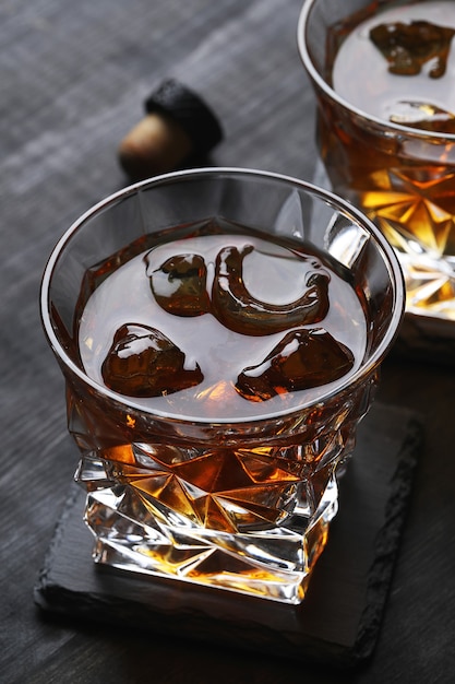 Foto gratuita vaso de whisky o bourbon, solo con hielo