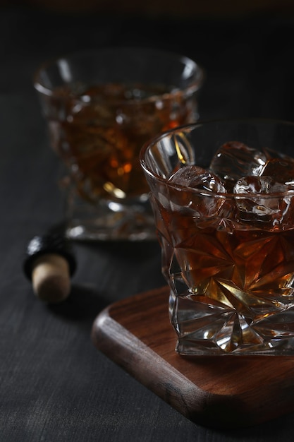 Vaso de whisky o bourbon, solo con hielo