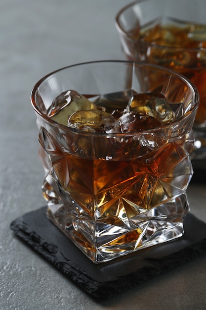 Foto gratuita vaso de whisky o bourbon, solo con hielo