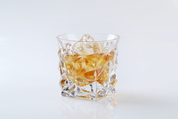 Vaso de whisky o bourbon, solo con hielo