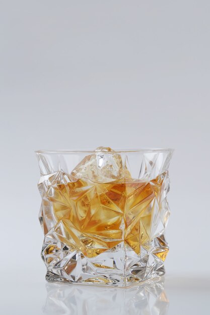 Vaso de whisky o bourbon, solo con hielo