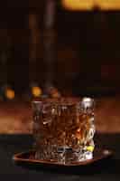 Foto gratuita vaso de whisky o bourbon, solo con hielo