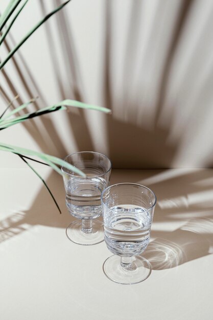 Vasos con agua en la mesa