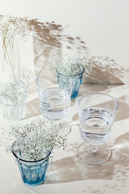 Vasos con agua en la mesa