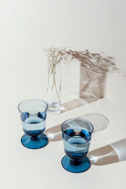 Vasos con agua en la mesa