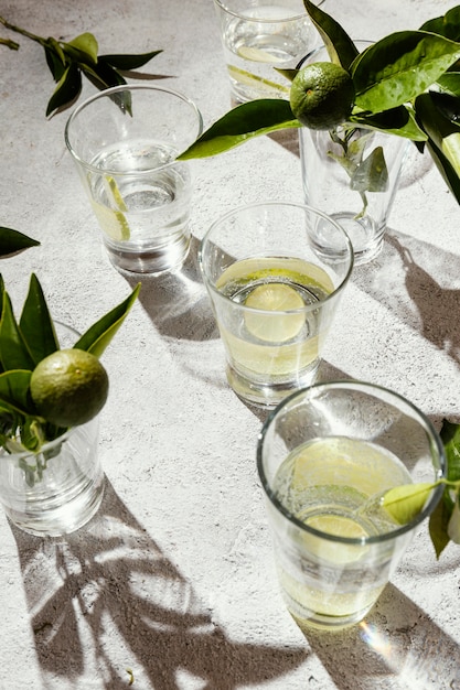 Vasos de agua con rodajas de limón en la mesa