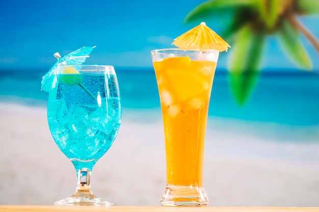 Vasos de bebida fresca azul naranja decorada con oliva y paraguas