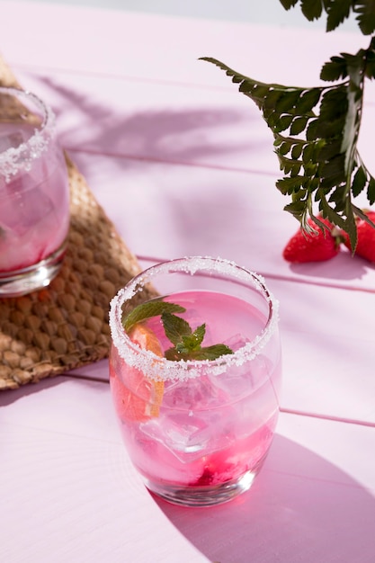 Vasos con bebida fría de fresa y menta