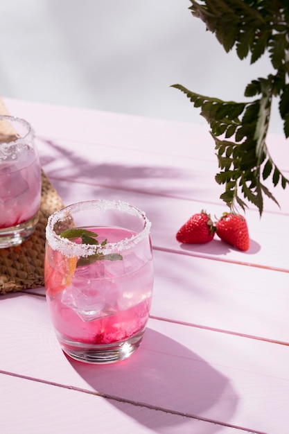 Foto gratuita vasos con bebida fría de fresa en la mesa