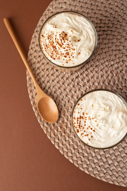 Foto gratuita vasos con café con crema batida en la mesa